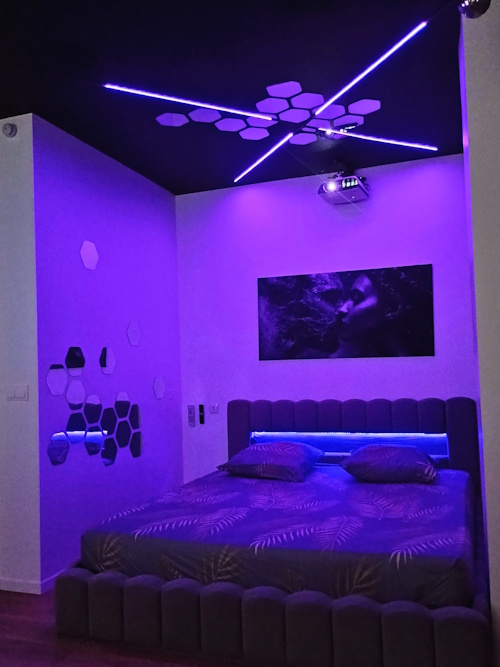 Lit king size avec ambiance lumineuse