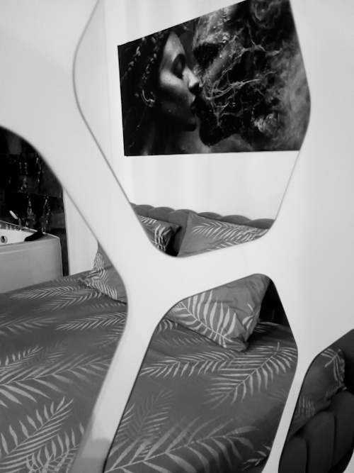 Miroirs au mur et au plafond